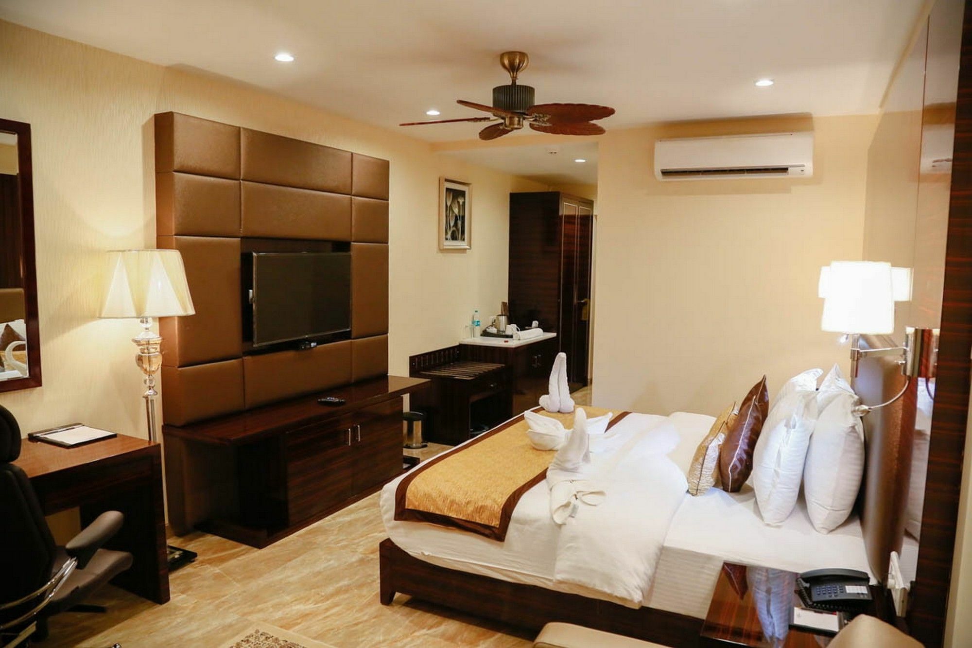 Fabhotel Prime Sarala Crown With Pool - Nr Calangute Beach Bagian luar foto